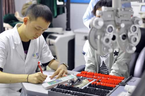 树脂镜片和隐形眼镜哪个好？