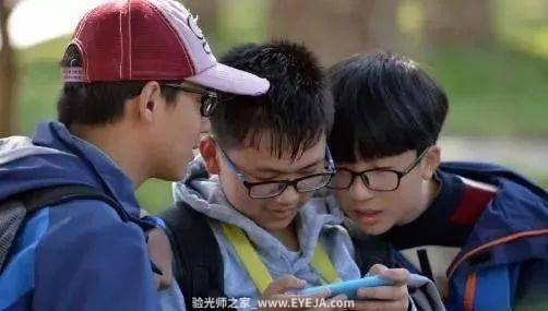 玩手机，是毁掉孩子成绩和健康最快的方式！